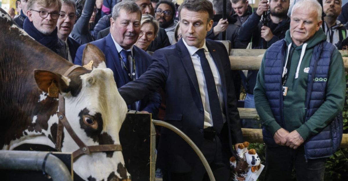 Макрон, освиркван от френски фермери, докато посещава селскостопанския панаир в Париж