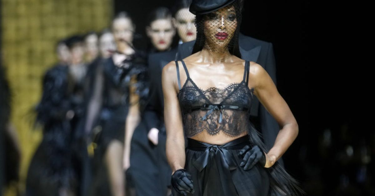 Наоми Кембъл моделира бельо като тенденция за горно облекло за Dolce & Gabbana на Седмицата на модата в Милано