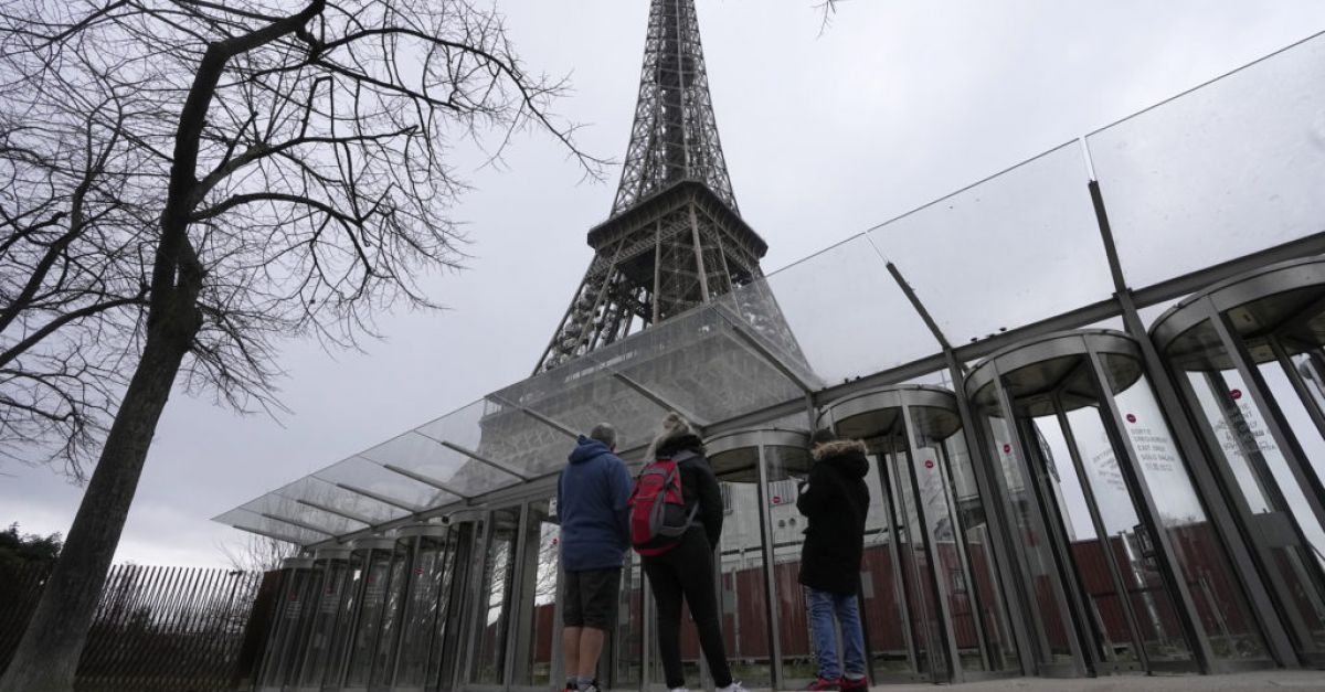 Айфеловата кула се отваря отново за посетители след шестдневно затваряне