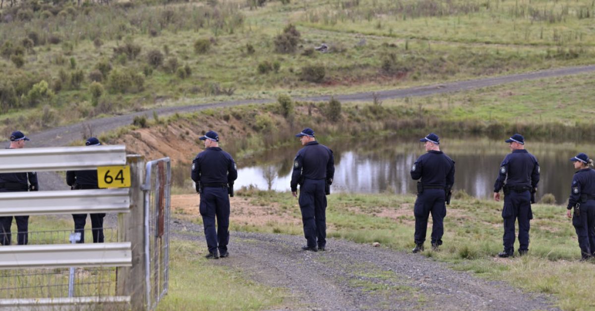 Полицейските водолази в Австралия претърсват вътрешни водни пътища за телата