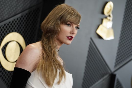 Taylor Swift’s Father Accused Of Punching Photographer In The Face In Sydney