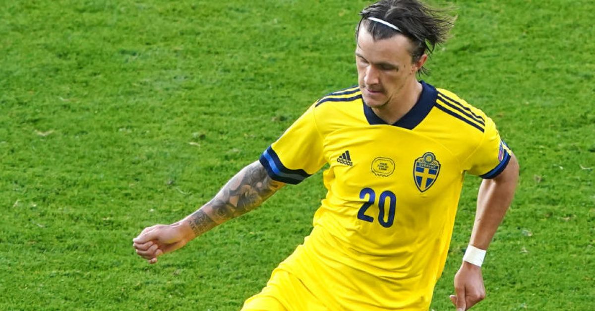 Шведският полузащитник Кристофер Олсон е хоспитализиран поради мозъчно заболяване