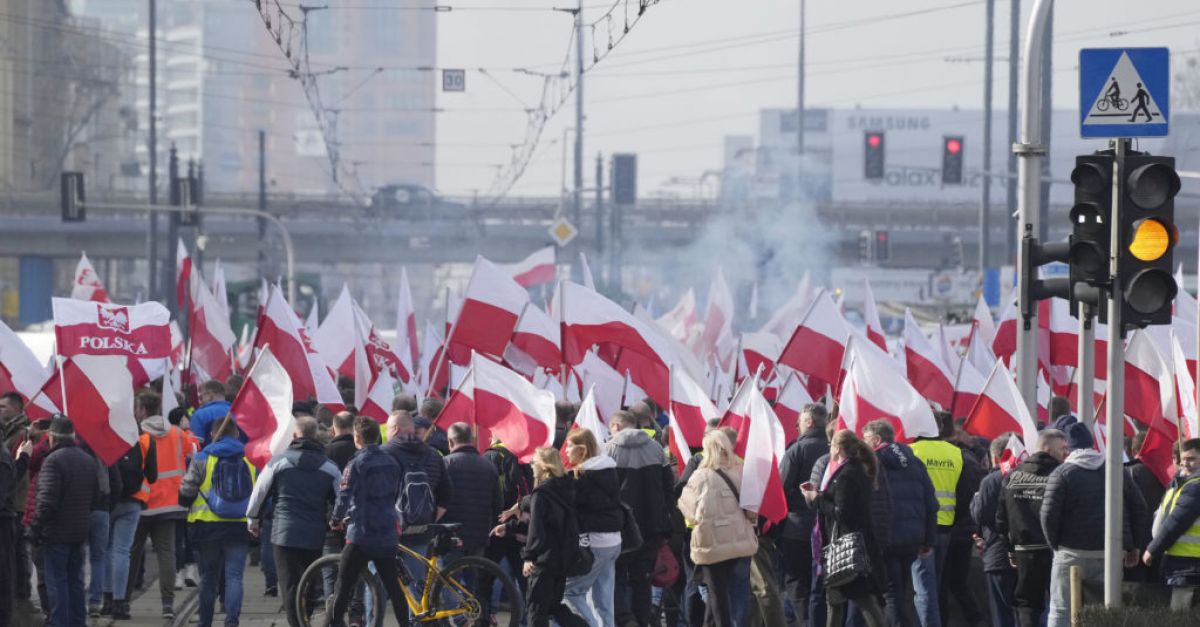 Хиляди фермери излязоха на шествие в столицата на Полша във