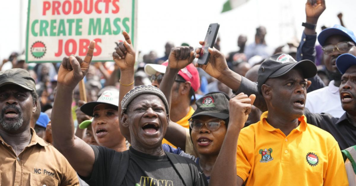 Държавни служители стачкуват заради растящата инфлация и икономическите проблеми в Нигерия