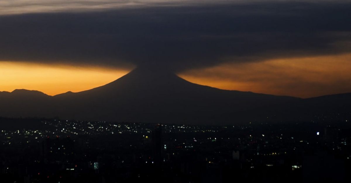 Вулканът Попокатепетъл само на 50 мили от столицата на Мексико