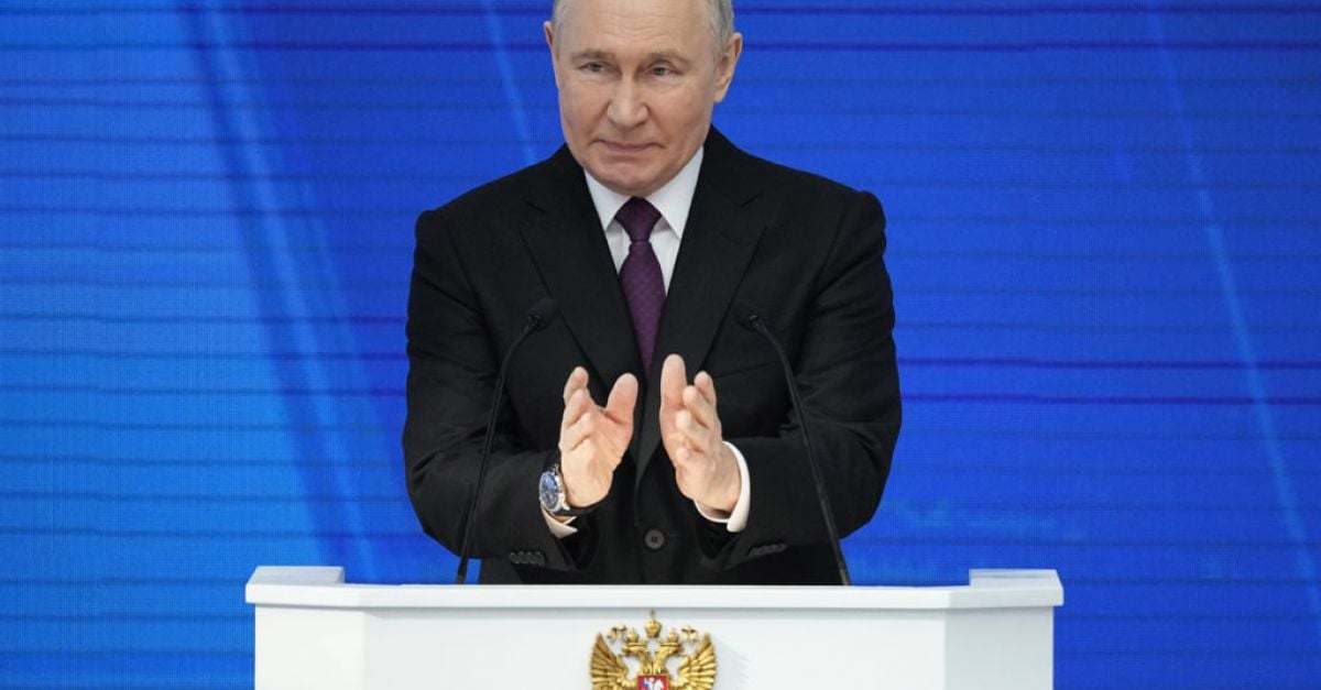 Президентът Владимир Путин приветства руското национално единство, докато бушуват битките