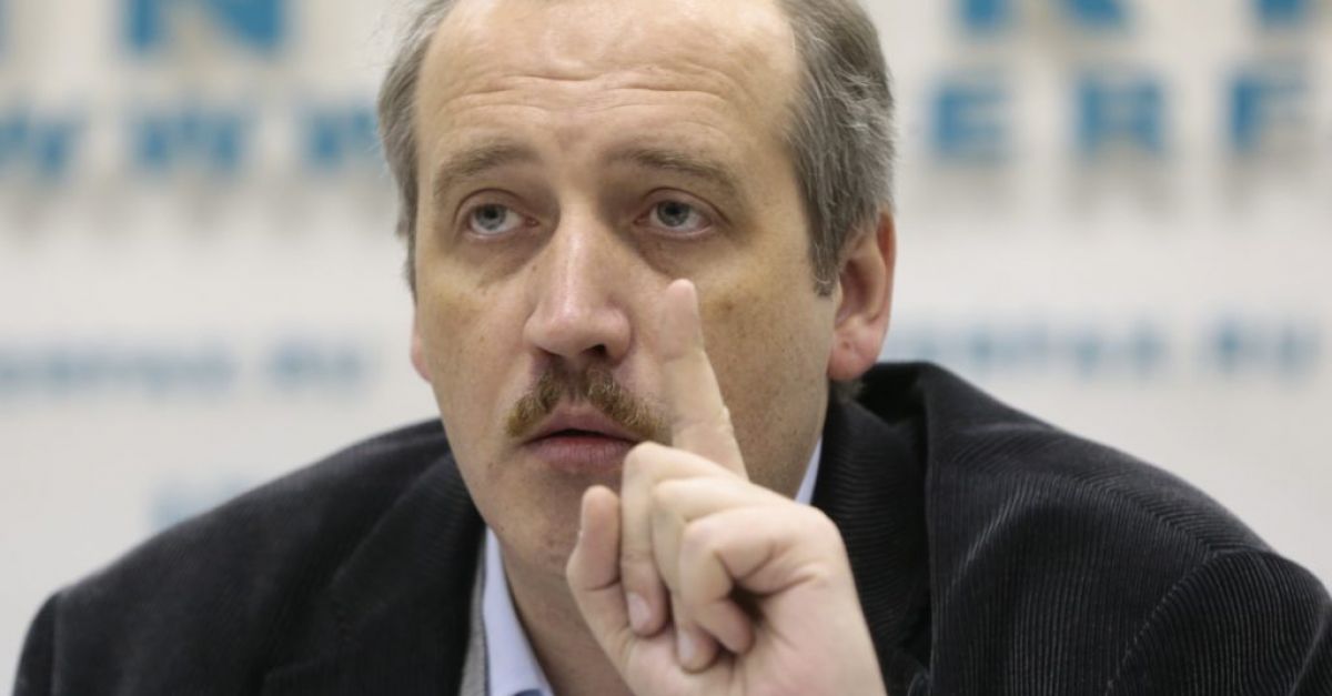 Редактор на водещ независим руски вестник е задържан за „дискредитиране на военните“