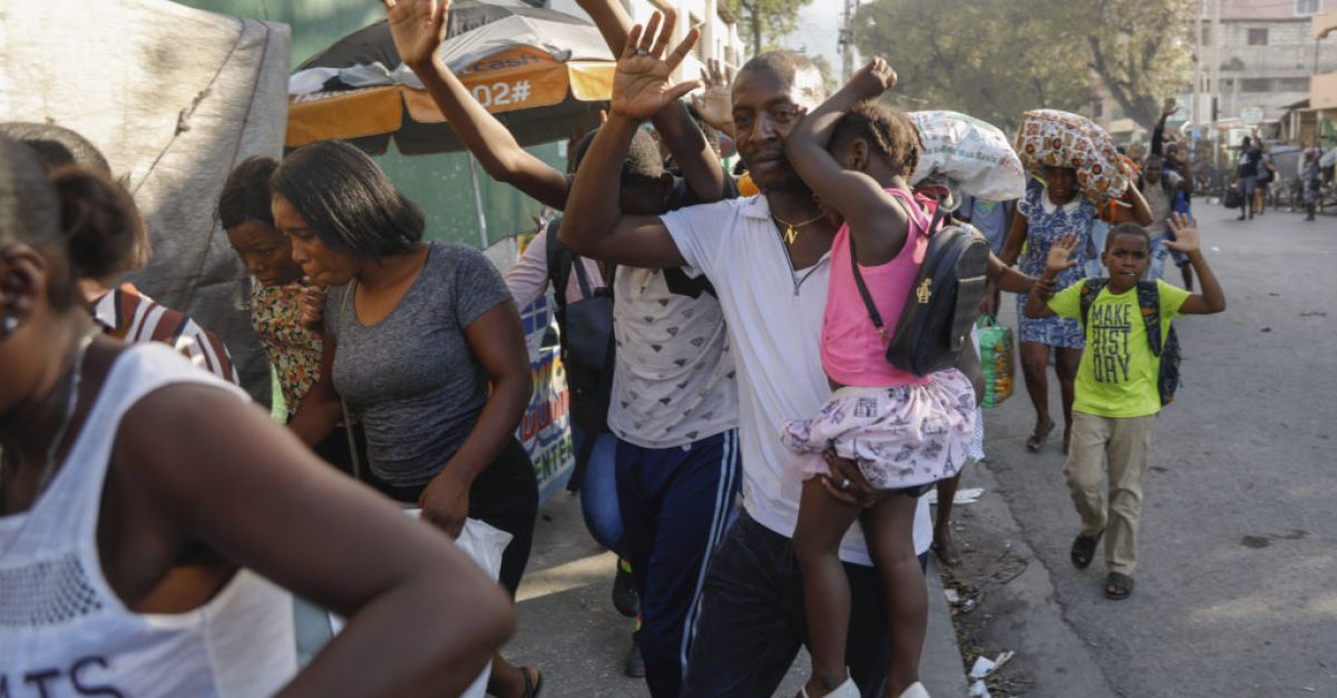 Силна стрелба парализира столицата на Хаити в четвъртък и най-малко