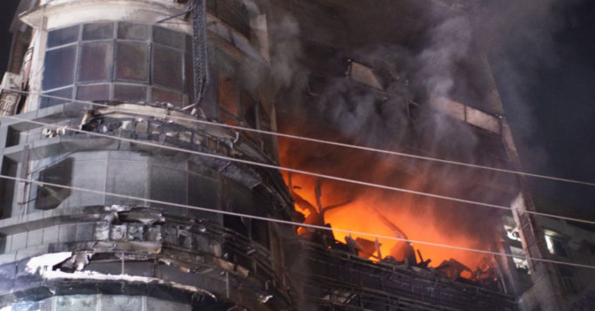 Търговски център в Бангладеш, който се запали и уби 46, „нямаше аварийни изходи“