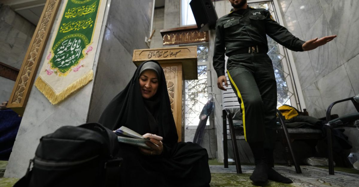 Ден след приключването на парламентарните избори в Иран, хардлайнерите водят