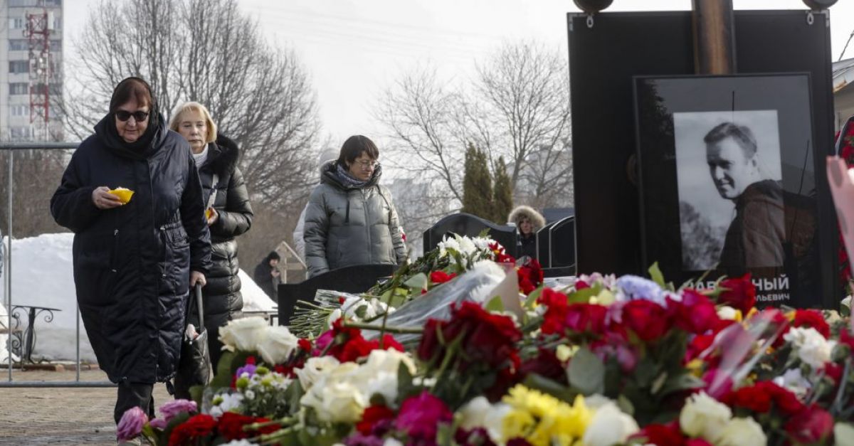 Майката на Навални носи цветя на гроба му ден след погребението в Москва