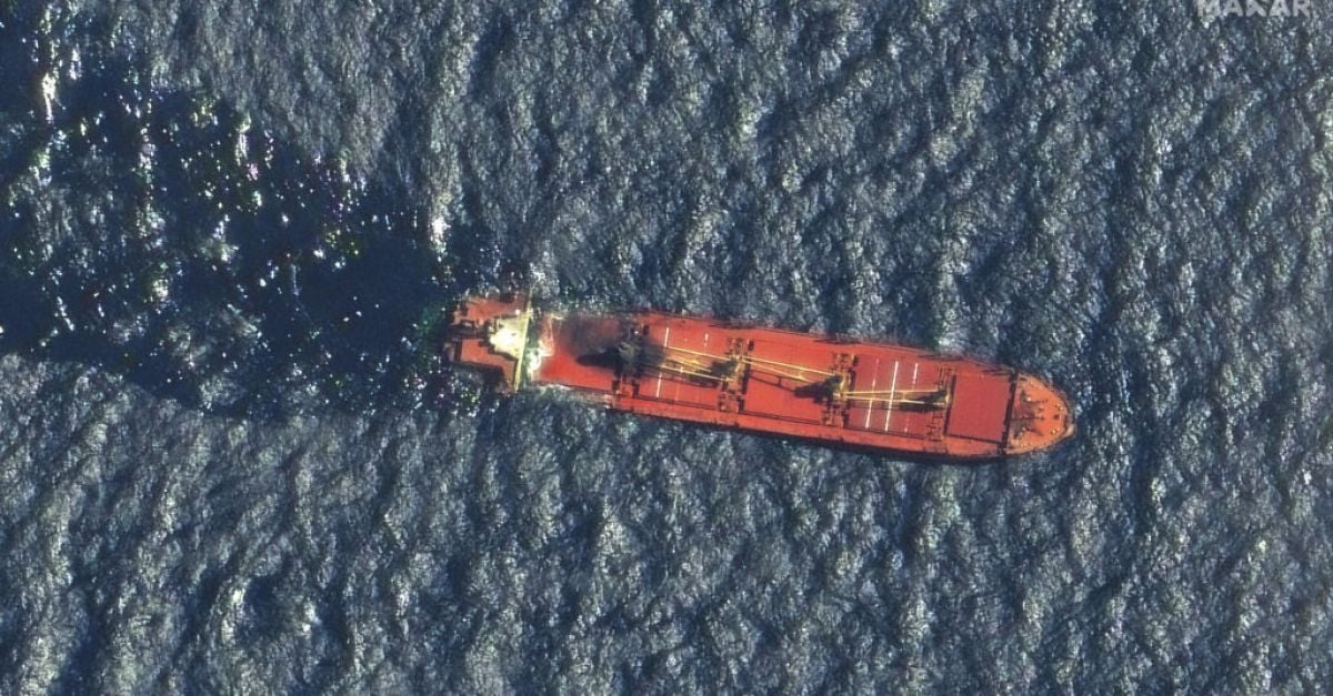 Кораб атакуван от йеменските бунтовници хуси потъна в Червено море
