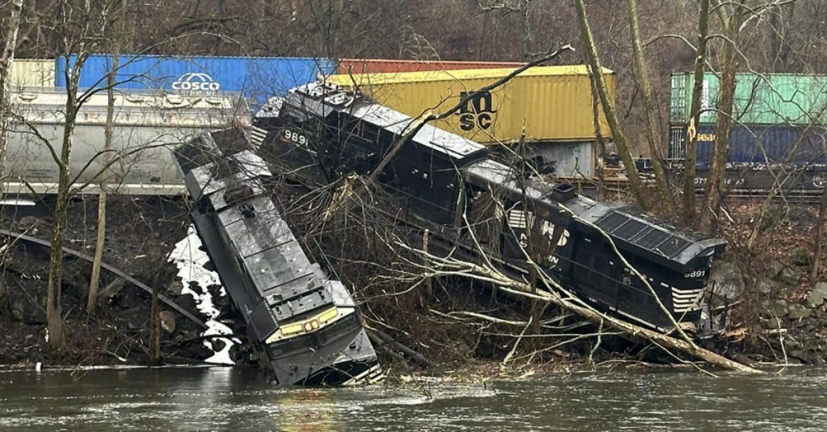 Влакови вагони, разпръснати по брега на реката след катастрофата в Пенсилвания