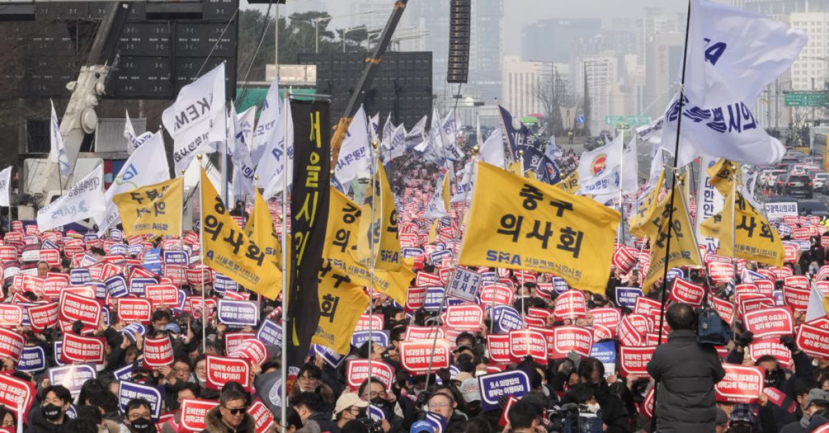 Хиляди старши лекари маршируваха през южнокорейската столица Сеул, за да