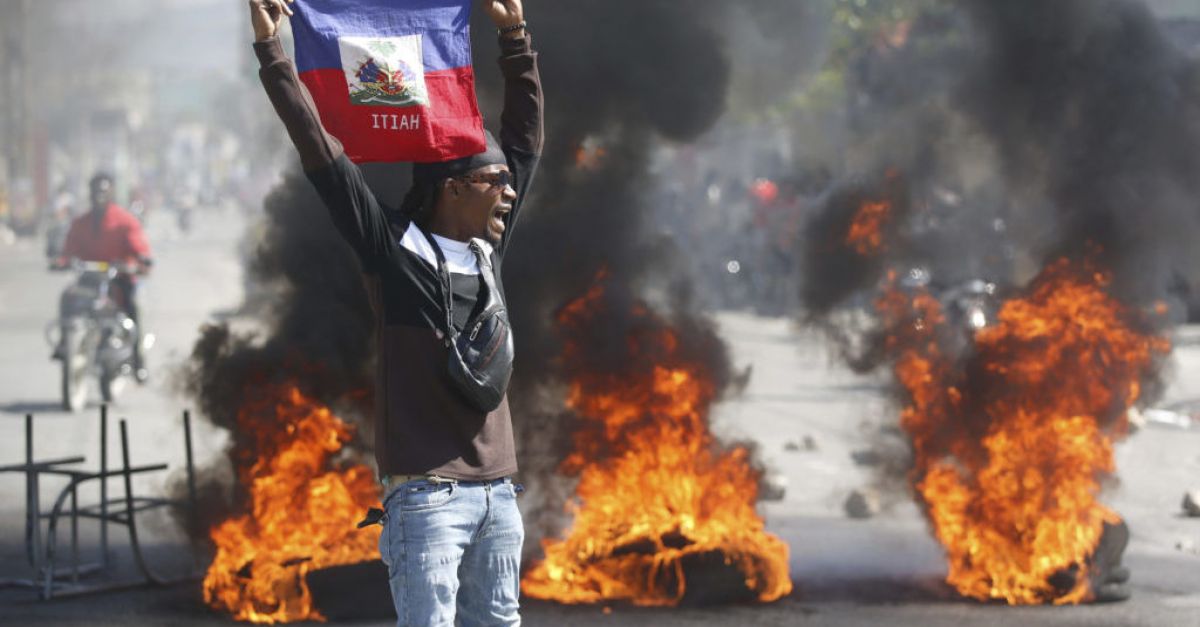 Стотици затворници избягаха, след като въоръжени банди щурмуваха главния затвор в Хаити
