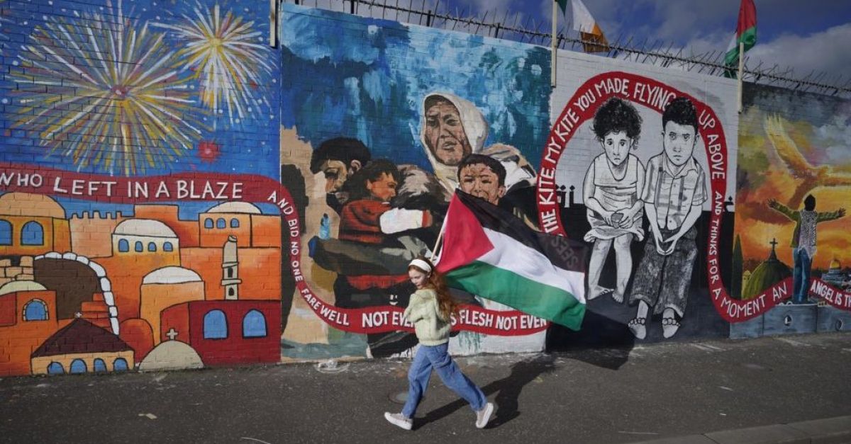 Стенописи от художници от Газа, пресъздадени на стената на Белфаст в знак на солидарност