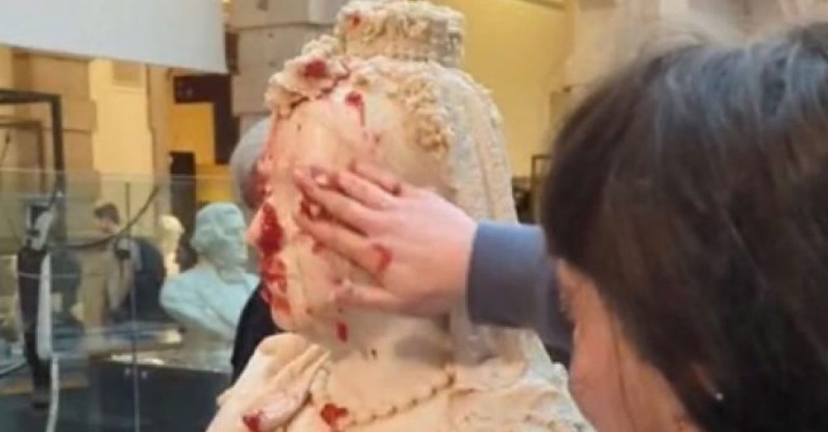 Две жени са обвинени, след като са излели овесена каша и сладко върху бюста в музея в Глазгоу