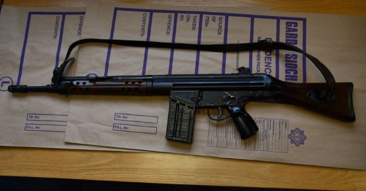Gardaí разследваща предполагаем трафик на огнестрелни оръжия е обвинила трима