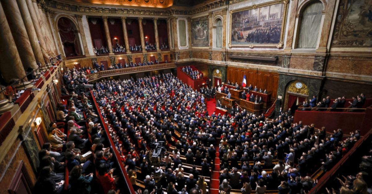 Законопроект, одобрен във Франция, който превръща аборта в конституционно право