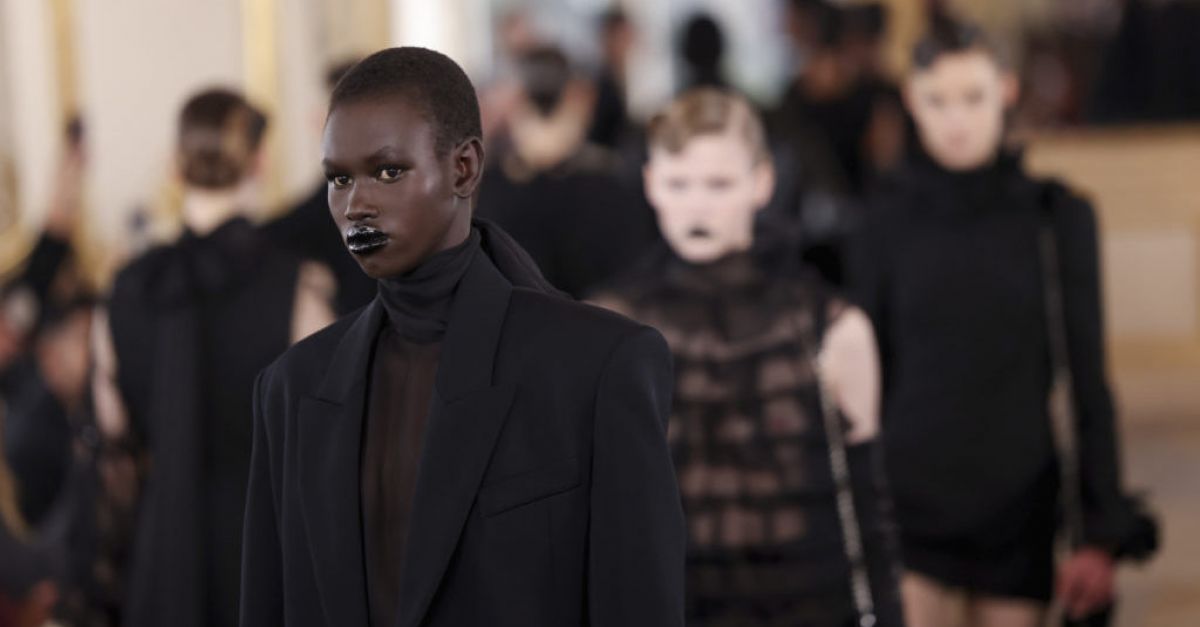 Валентино доказва, че цялото черно не трябва да е скучно на Седмицата на модата в Париж