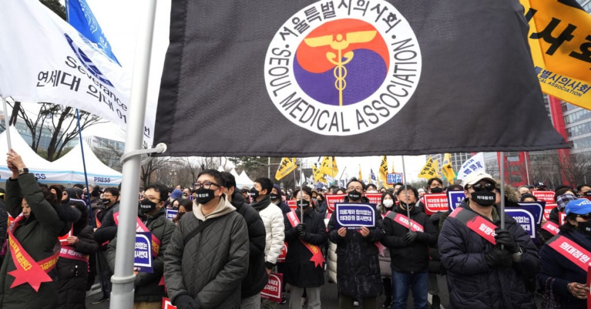 Хиляди стачкуващи младши лекари в Южна Корея са изправени пред