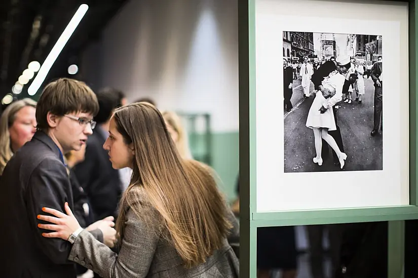 Vj Day Kiss Photo Will Stay On Display As Memo Requesting Removal Is Reversed