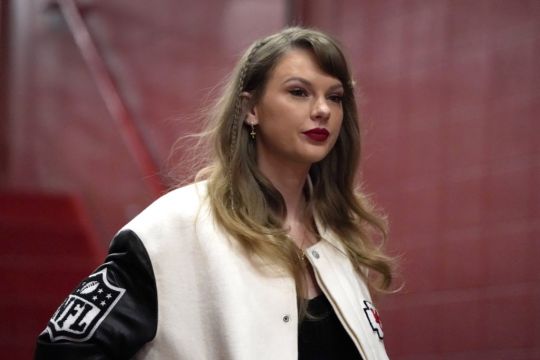 Taylor Swift Encourages Fans To Vote On Super Tuesday