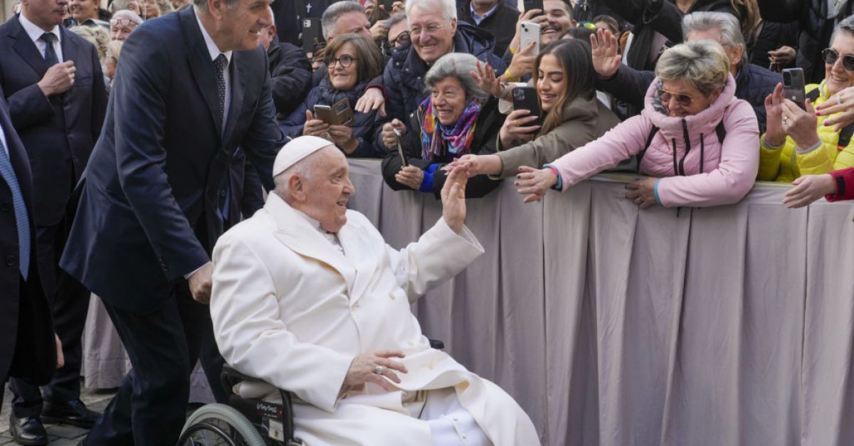 Папата се бори да изкачва стъпала на фона на проблеми с дишането и мобилността