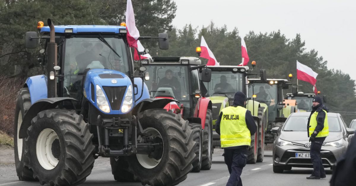 Участници в протест на фермери в полската столица хвърляха павета