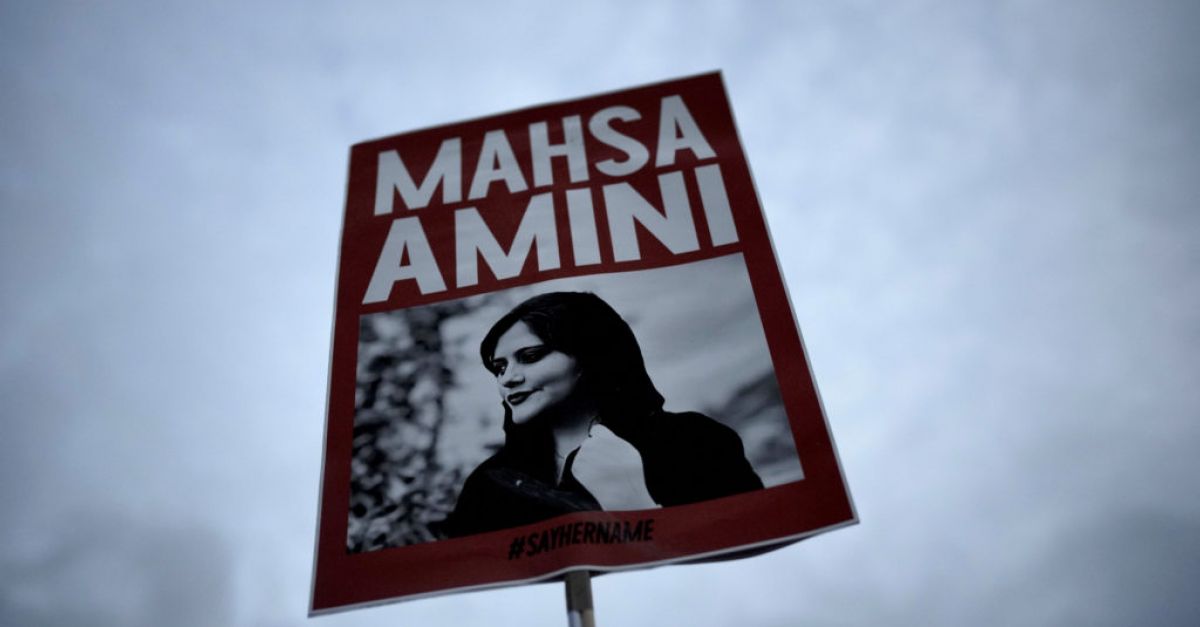 ООН: Иран носи отговорност за „физическото насилие“, свързано със смъртта на Махса Амини