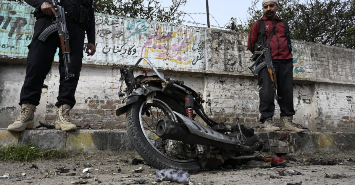 Двама убити при експлозия на мотоциклетна бомба в пакистански град