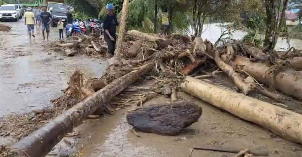 Най-малко 26 загинаха след внезапни наводнения и свлачища в Суматра