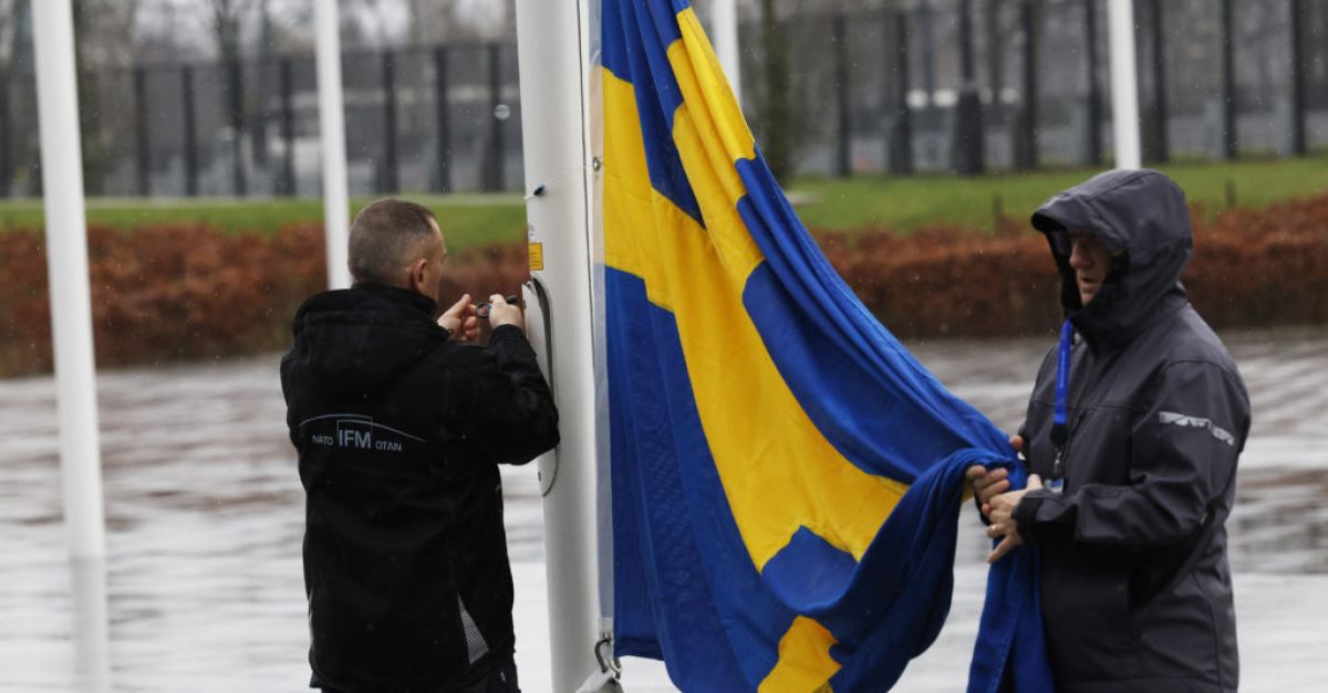 Знамето на Швеция беше издигнато в централата на НАТО, тъй като тя става 32-ри член на алианса