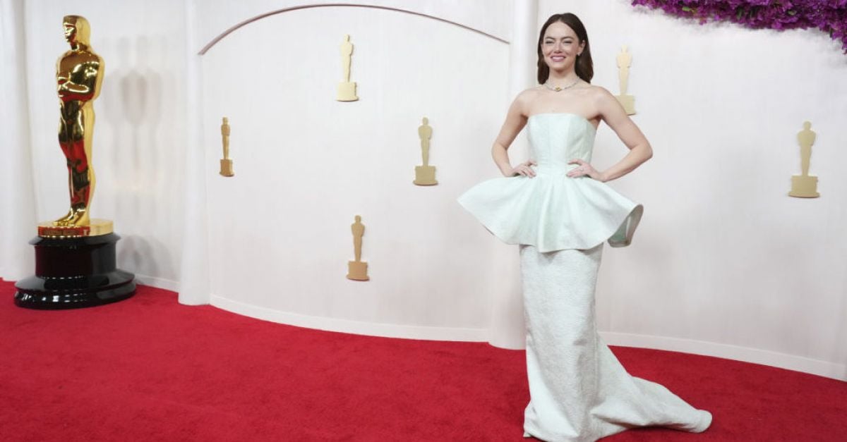 Блясъците и обемната мода управляваха червения килим на Оскарите 2024