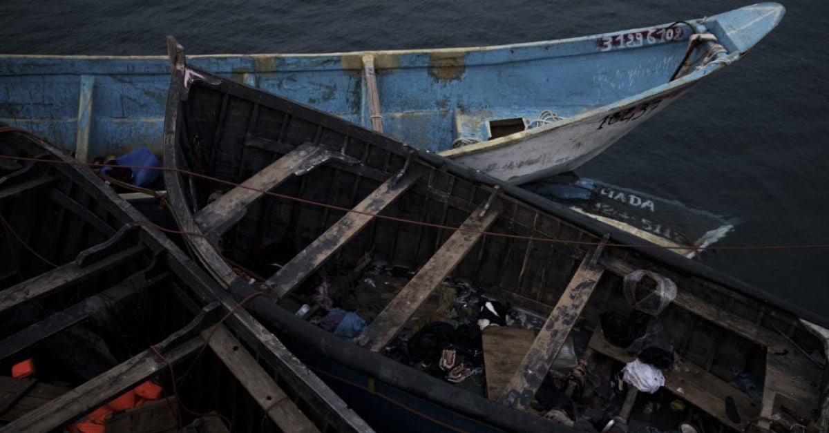Две тела са открити в лодка с мигранти, пътуваща от