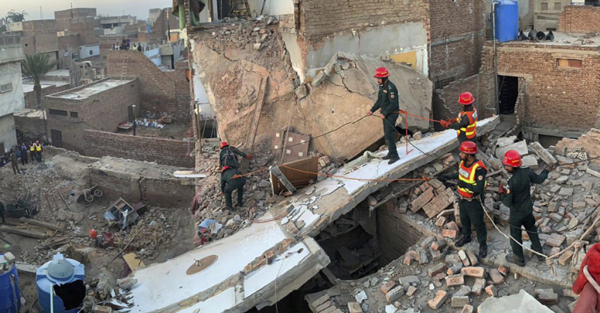 Триетажна жилищна сграда се срути в централен Пакистан убивайки девет