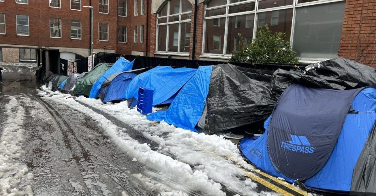 Варадкар: Срещата с търсещи убежище, които спят в палатки, „няма да промени ситуацията“