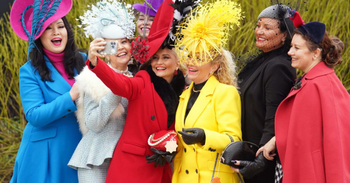 Ярките цветове и екстравагантните шапки превземат модата на фестивала в Челтнъм
