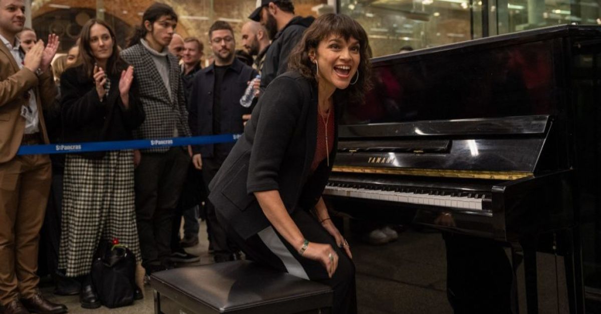 Нора Джоунс зарадва минувачите в Сейнт Панкрас с изпълнение на пиано