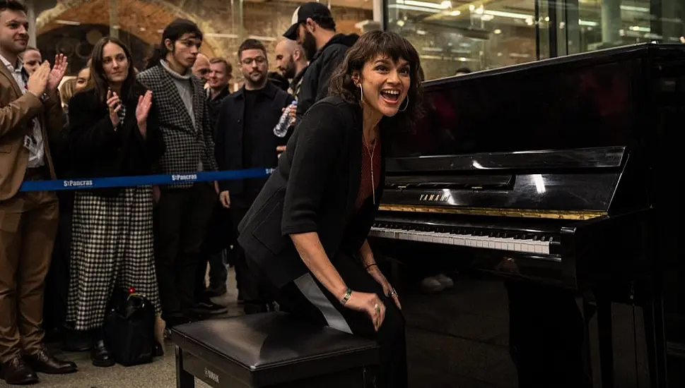 Norah Jones Delights Passers-By At St Pancras With Piano Performance