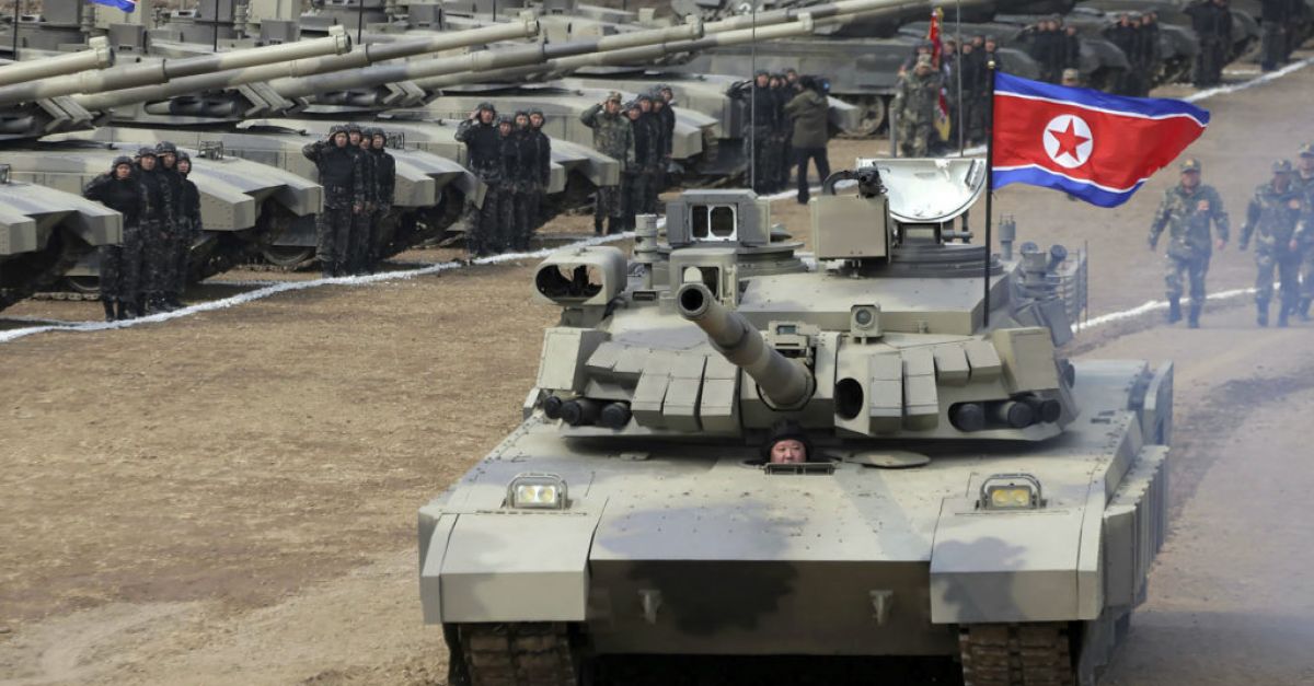 Ким на Северна Корея изпробва нов танк и нареди на войските да се подготвят за война