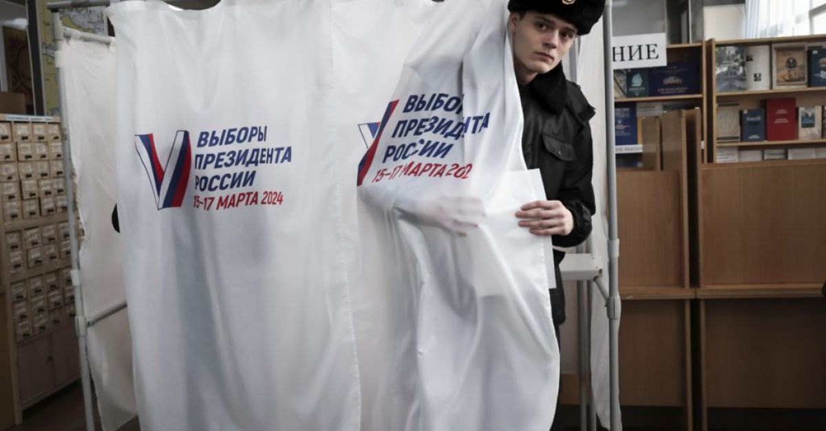 Гласоподавателите се отправят към урните в Русия за тридневни президентски