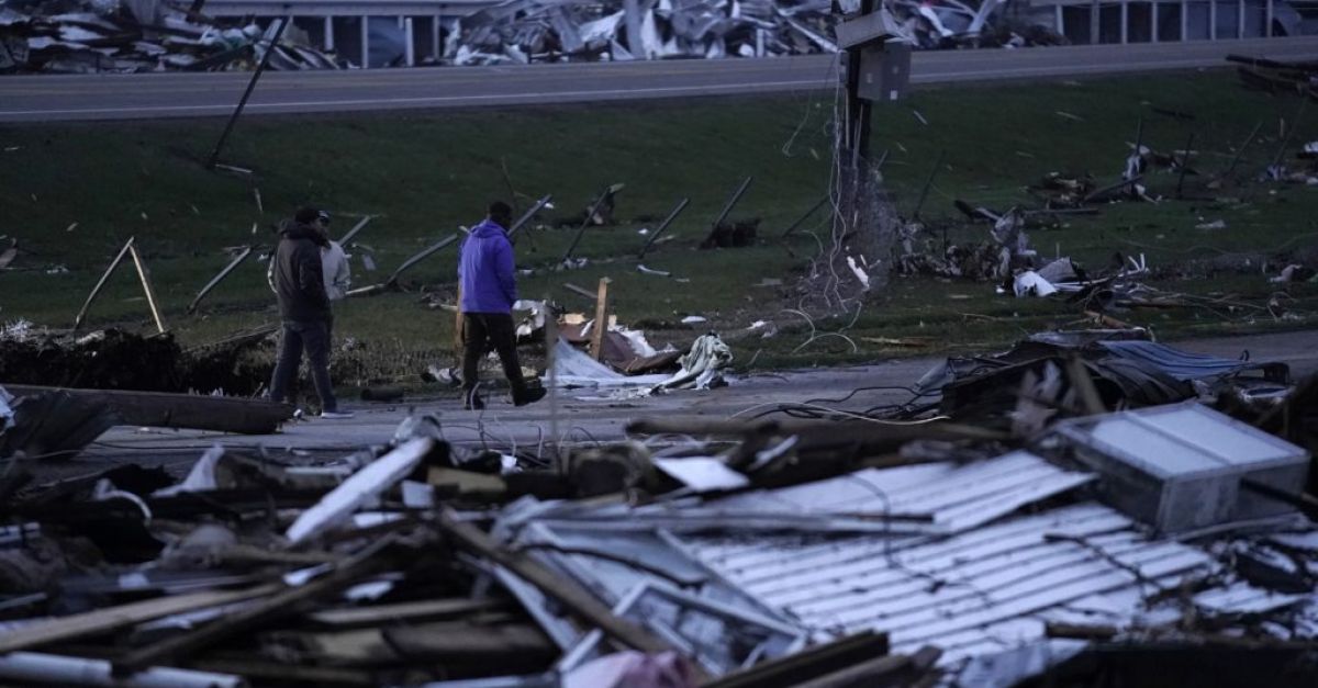 Трима загинаха, тъй като силни бури нанесоха щети на домове и фирми в централните щати на САЩ