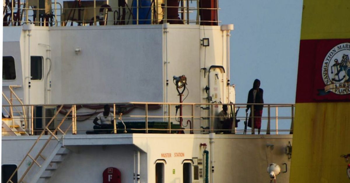 Индийският флот прихвана кораб за насипни товари, отвлечен от сомалийски пирати