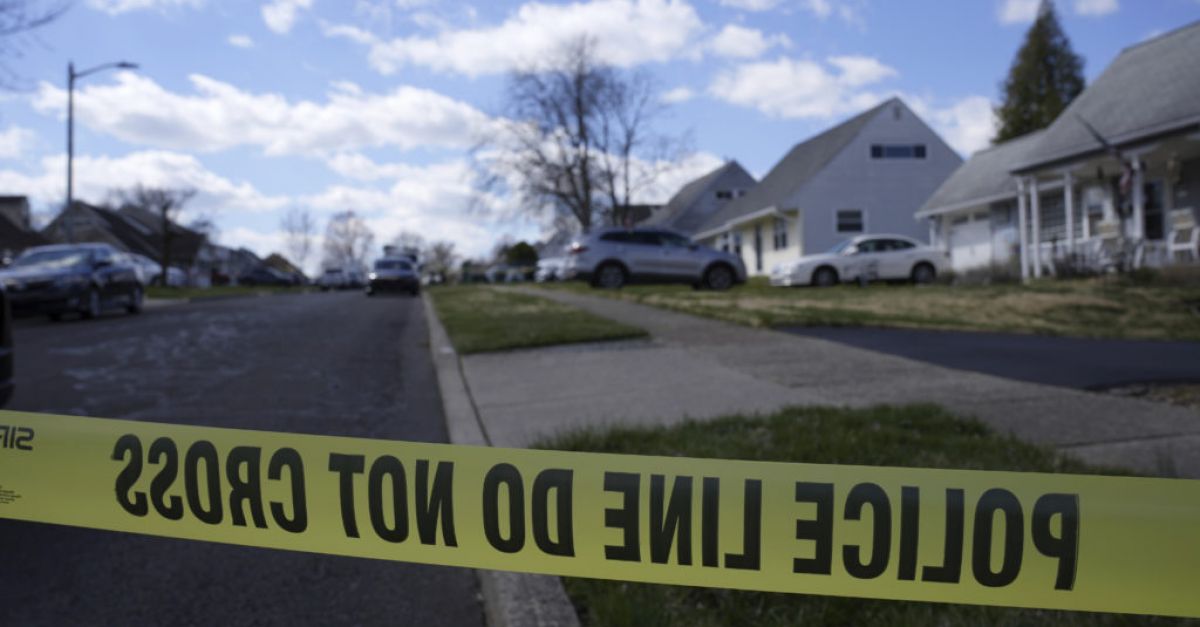 Заподозрян се барикадира в дома със заложници след смъртоносна стрелба