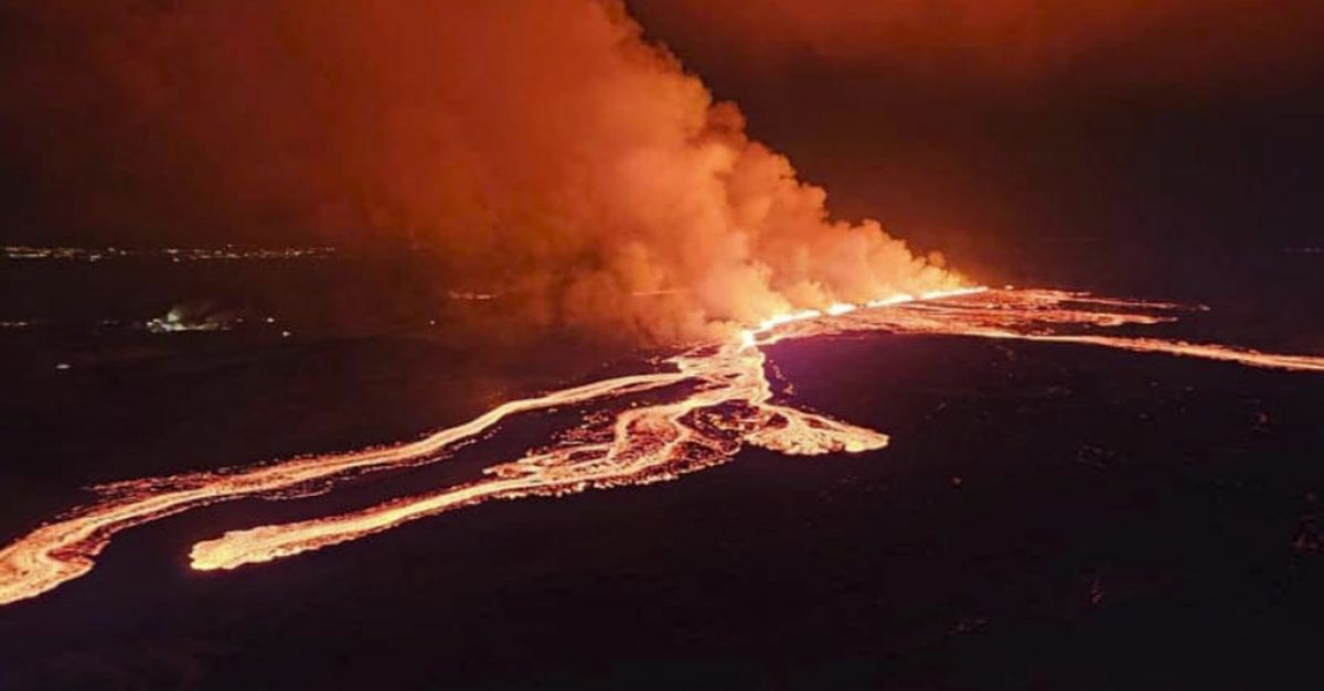 Лавата от вулканично изригване в Исландия продължава да тече към