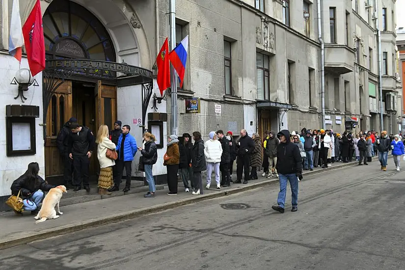 Russians Crowd Polling Stations In Apparent Putin Protest