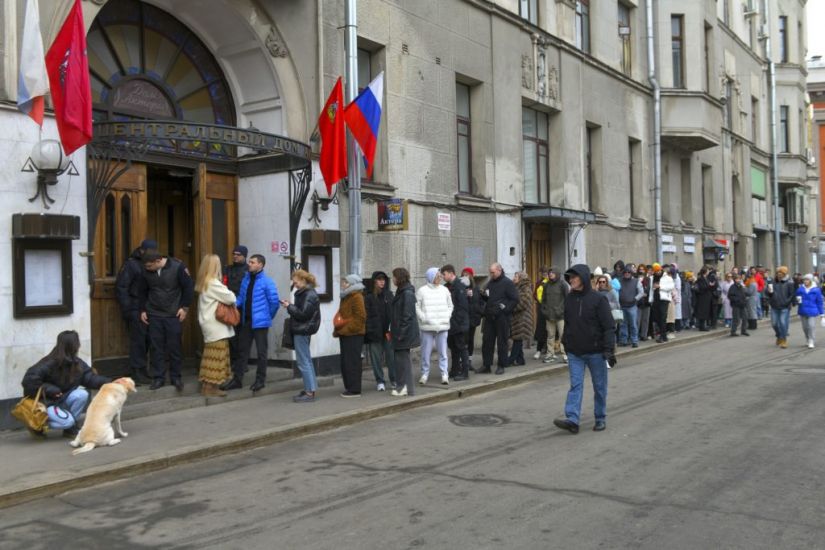 Russians Crowd Polling Stations In Apparent Putin Protest