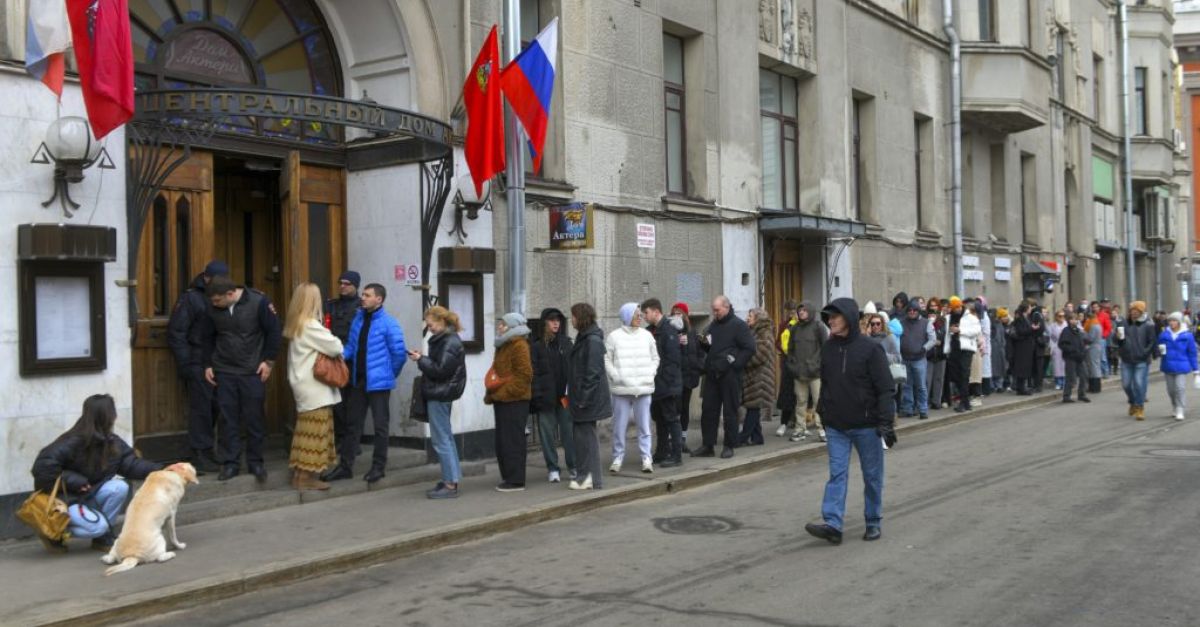 Руснаци се тълпят пред избирателните секции по обяд в неделя