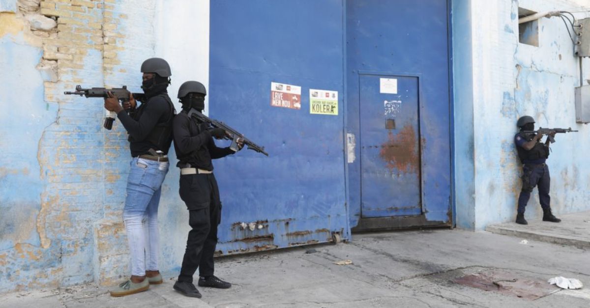 Бандите атакуваха два квартала в столицата на Хаити рано в